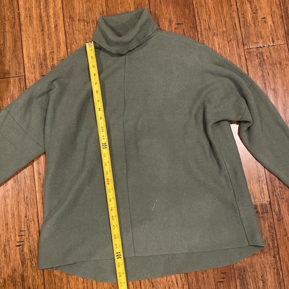 Green turtle neck sweater or dress - Picture 5 of 9